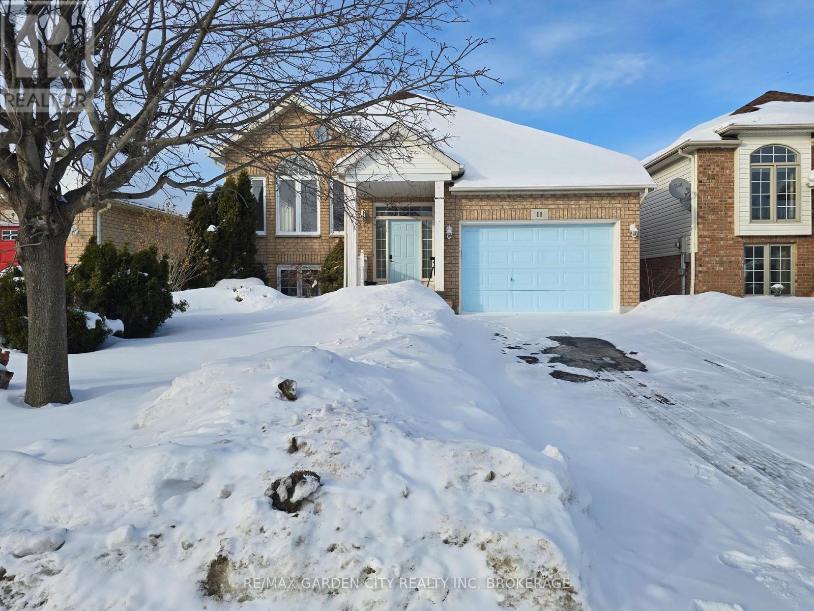 11 Cozocar Crescent, St. Catharines, Ontario  L2S 3Y5 - Photo 4 - X12911098