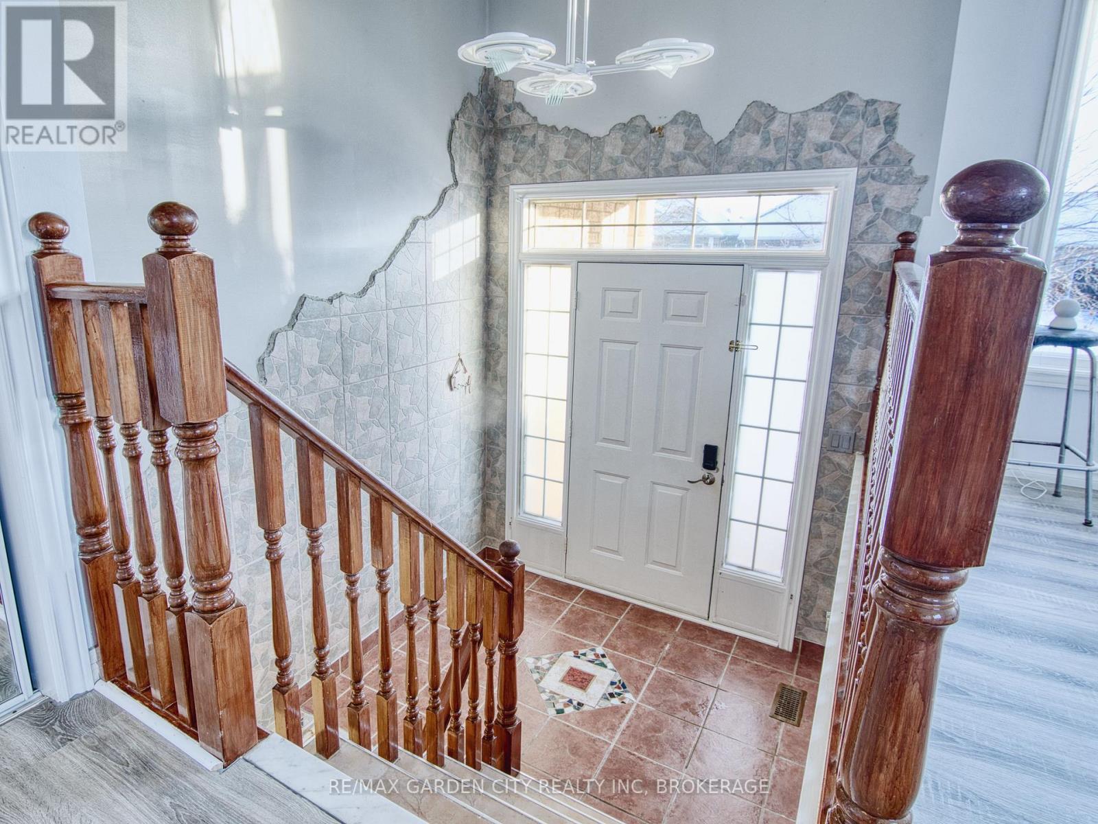 11 Cozocar Crescent, St. Catharines, Ontario  L2S 3Y5 - Photo 5 - X12911098