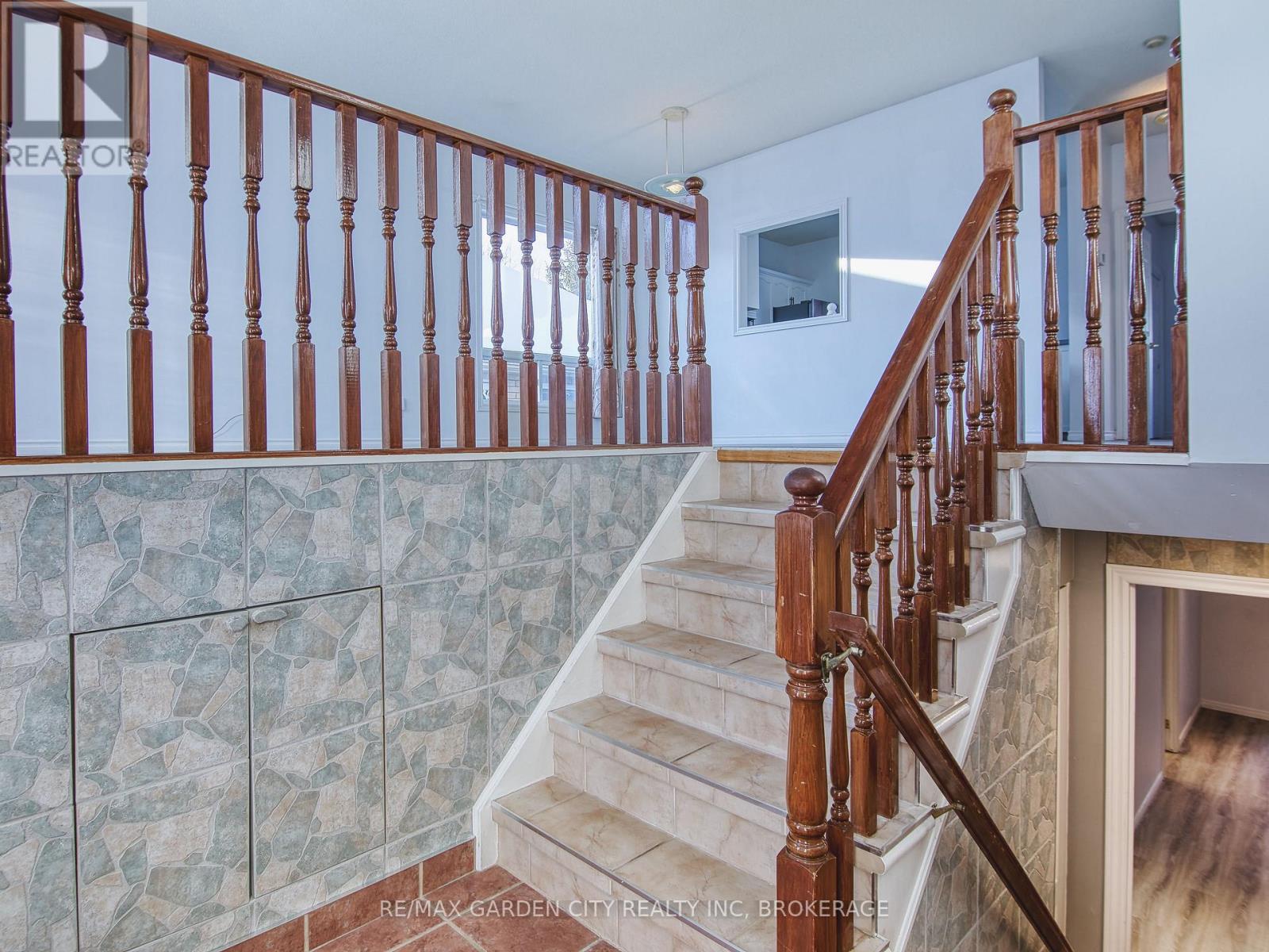 11 Cozocar Crescent, St. Catharines, Ontario  L2S 3Y5 - Photo 6 - X12911098