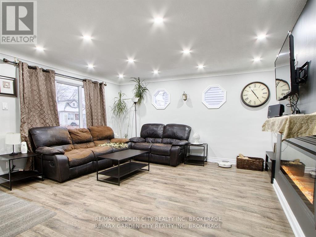 68 Carlton Street, St. Catharines, Ontario  L2R 1P8 - Photo 4 - X12911512