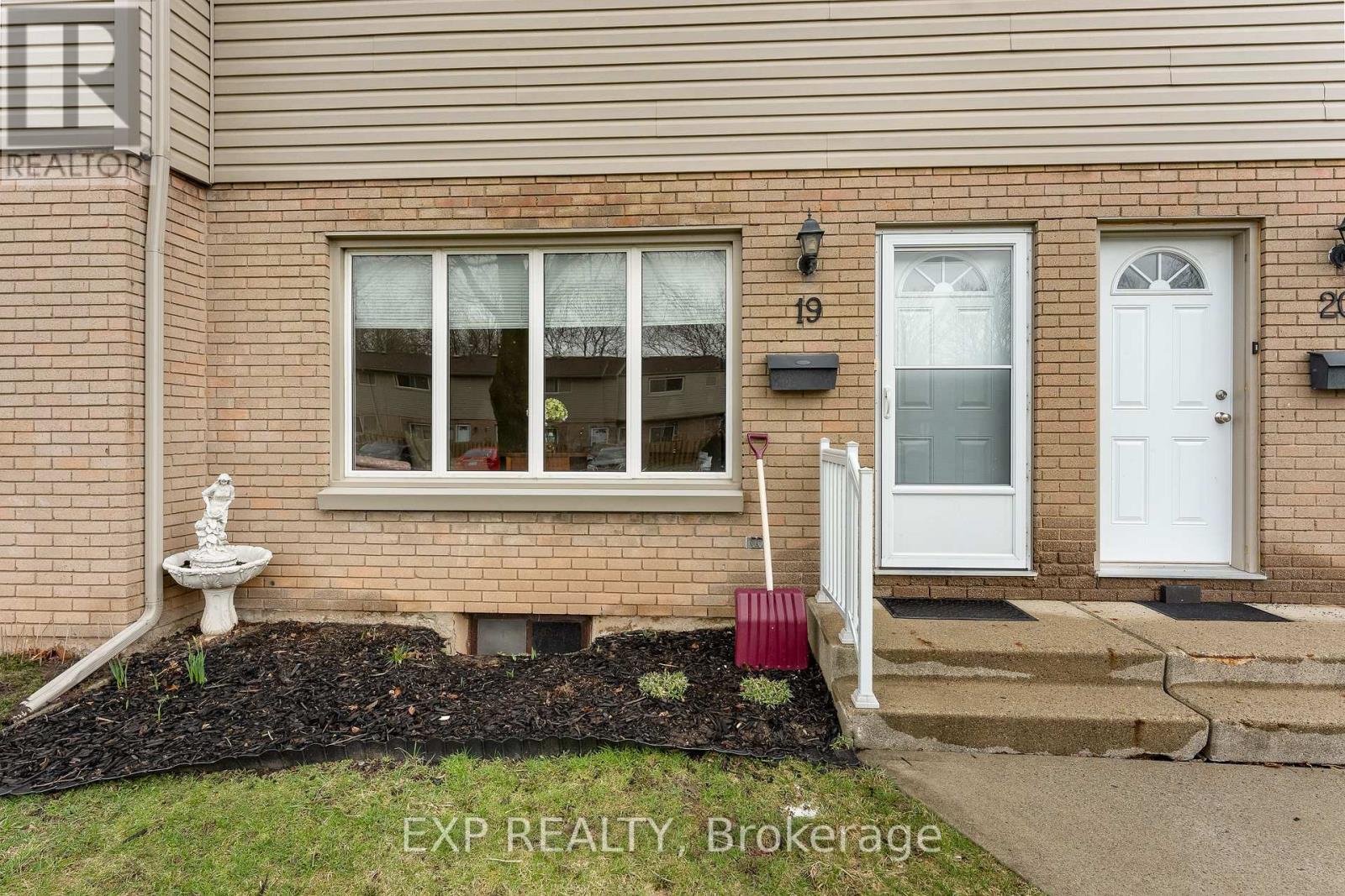 19 - 4215 Meadowvale Drive, Niagara Falls, Ontario  L2E 5W8 - Photo 3 - X12918368