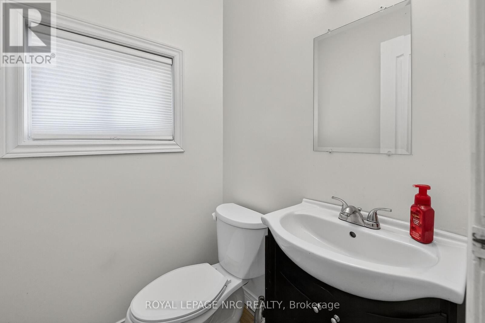 4 - 453 Woodview Road, Burlington, Ontario  L7N 2Z9 - Photo 11 - W12926664