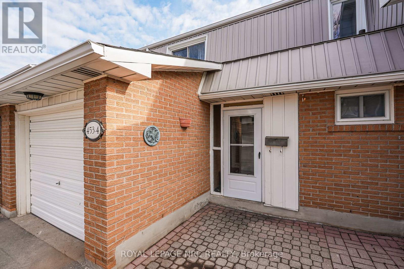 4 - 453 Woodview Road, Burlington, Ontario  L7N 2Z9 - Photo 2 - W12926664