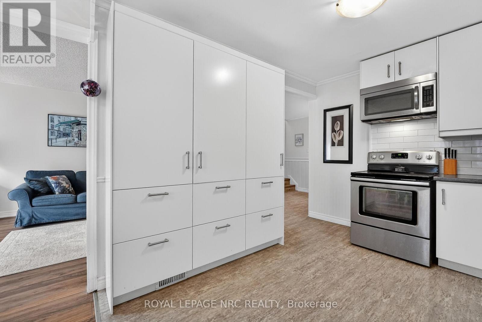 4 - 453 Woodview Road, Burlington, Ontario  L7N 2Z9 - Photo 4 - W12926664