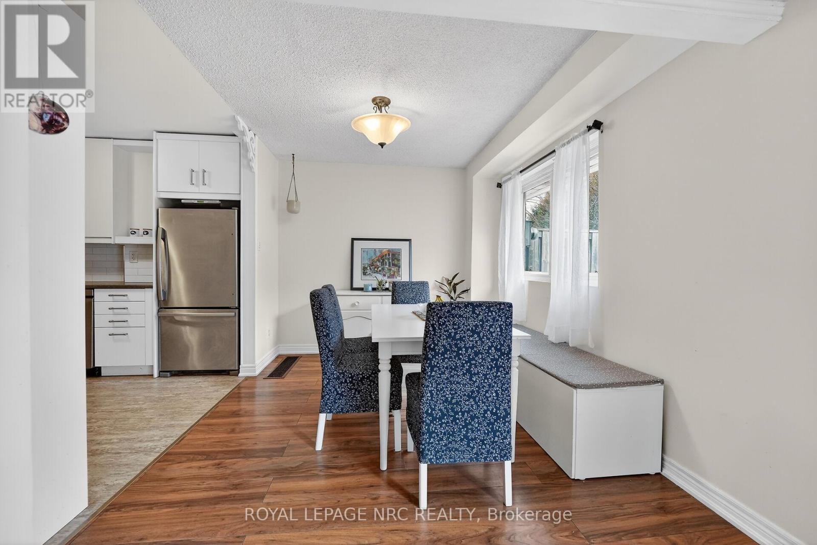 4 - 453 Woodview Road, Burlington, Ontario  L7N 2Z9 - Photo 6 - W12926664