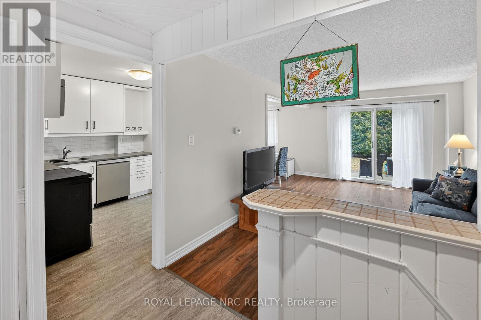 4 - 453 Woodview Road, Burlington, Ontario  L7N 2Z9 - Photo 7 - W12926664