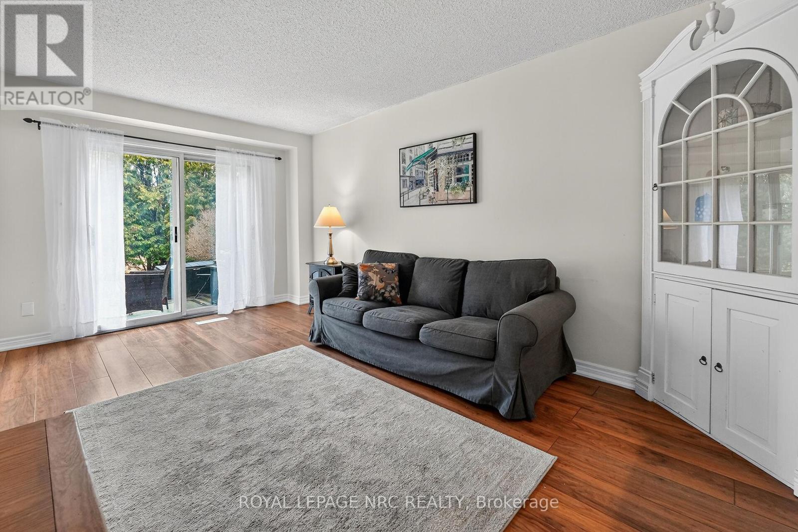 4 - 453 Woodview Road, Burlington, Ontario  L7N 2Z9 - Photo 9 - W12926664