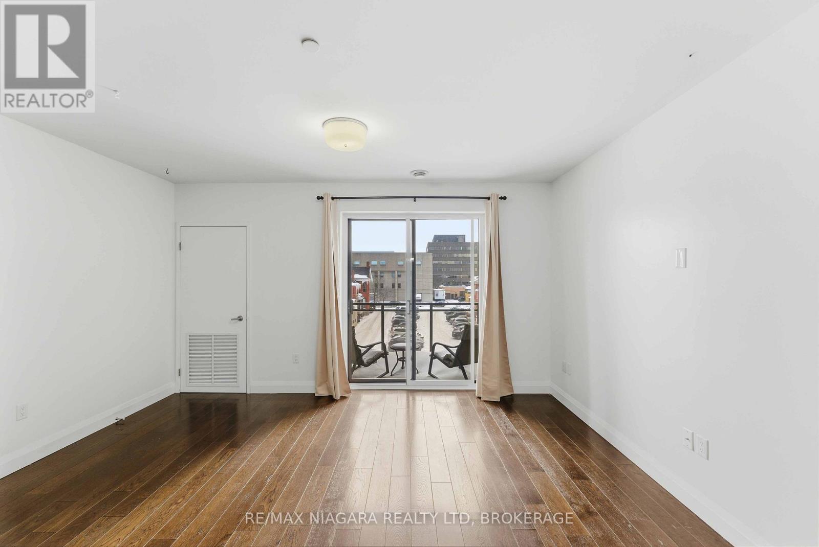 404 - 26 Wellington Street, St. Catharines, Ontario  L2R 5P8 - Photo 10 - X12929028