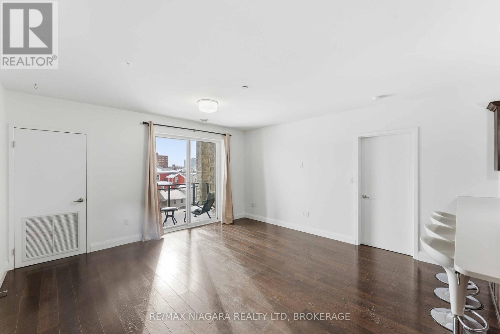 404 - 26 Wellington Street, St. Catharines, Ontario  L2R 5P8 - Photo 11 - X12929028