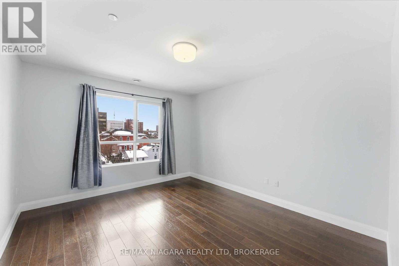 404 - 26 Wellington Street, St. Catharines, Ontario  L2R 5P8 - Photo 18 - X12929028