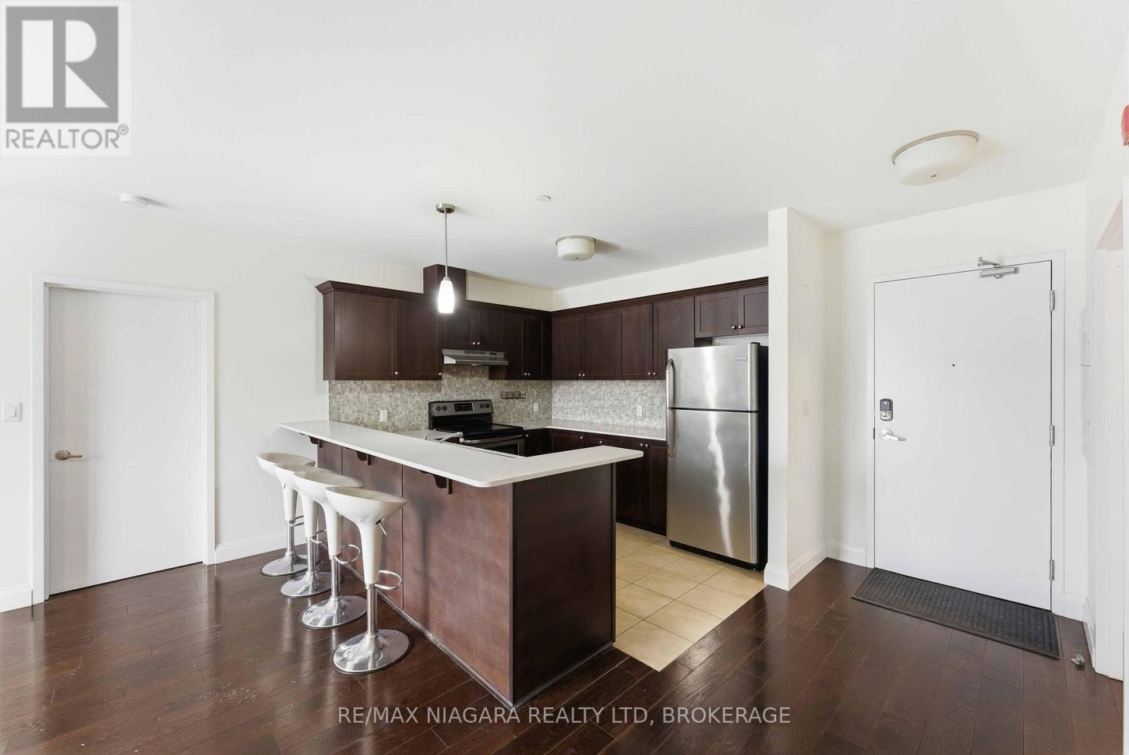 404 - 26 Wellington Street, St. Catharines, Ontario  L2R 5P8 - Photo 7 - X12929028