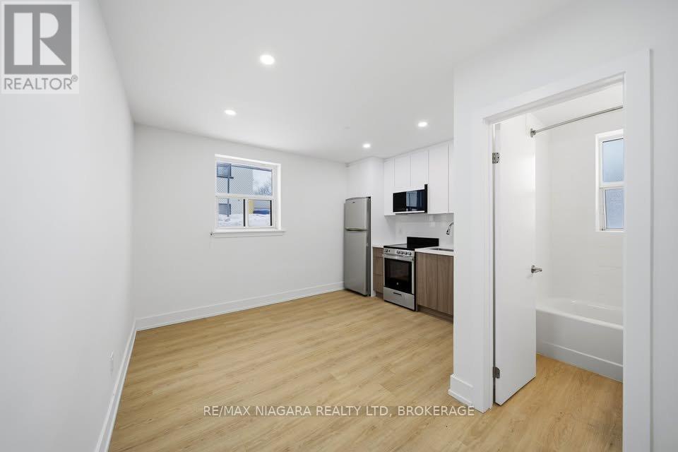 995 O'connor Drive, Toronto, Ontario  M4B 2T1 - Photo 4 - E12929186