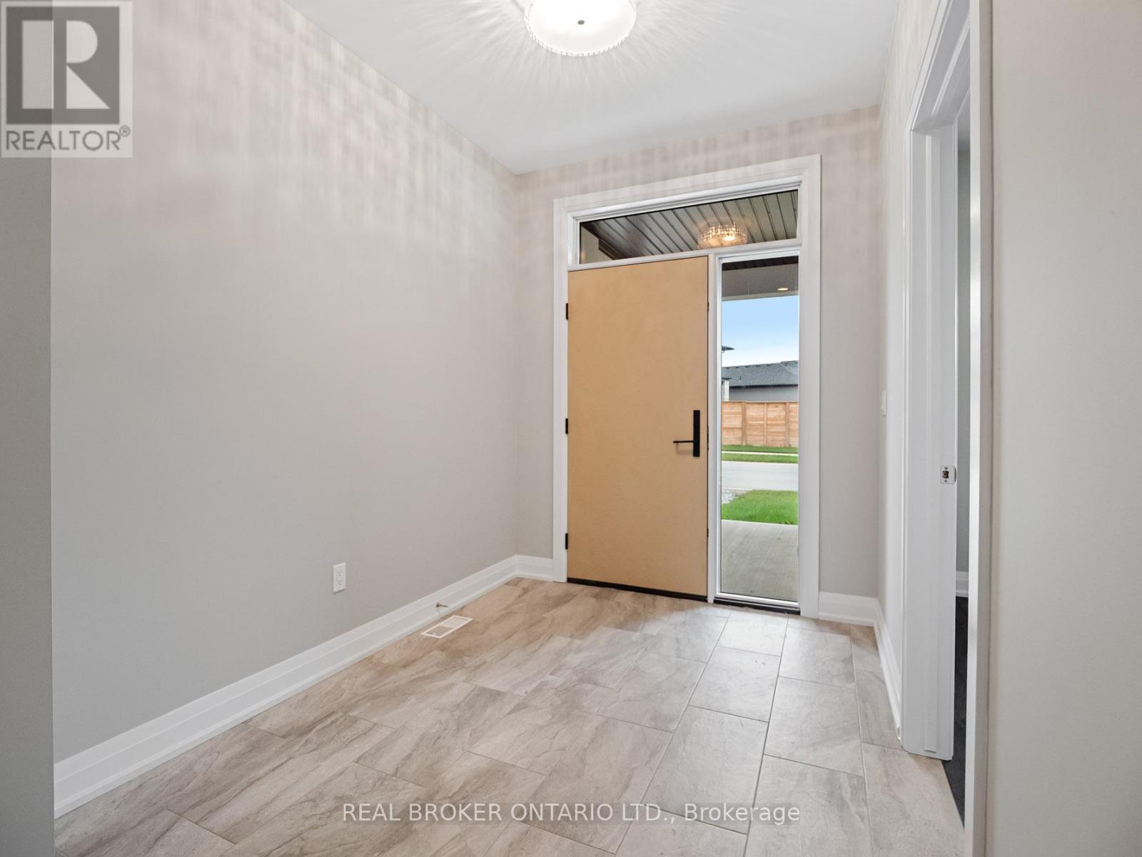 149 Willowbrook Drive, Welland, Ontario  L3C 0G2 - Photo 4 - X12930870