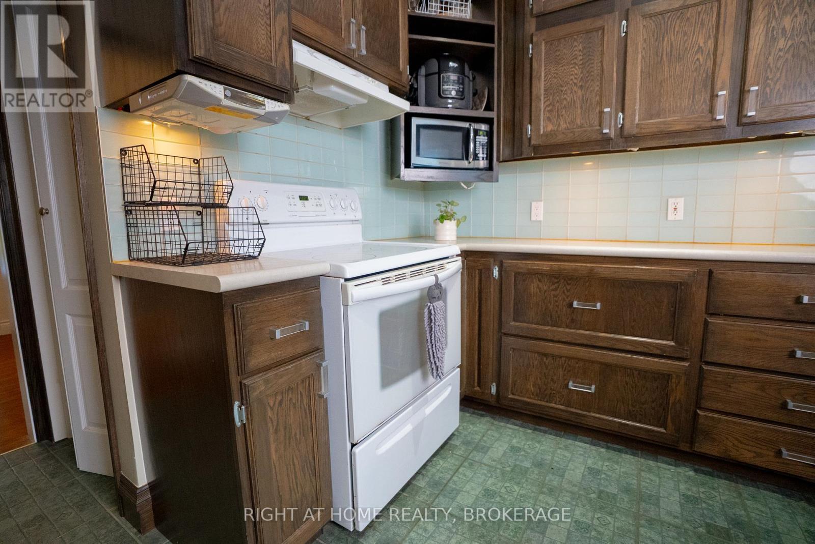 88 Chaplin Avenue, St. Catharines, Ontario  L2R 2E7 - Photo 11 - X12932092