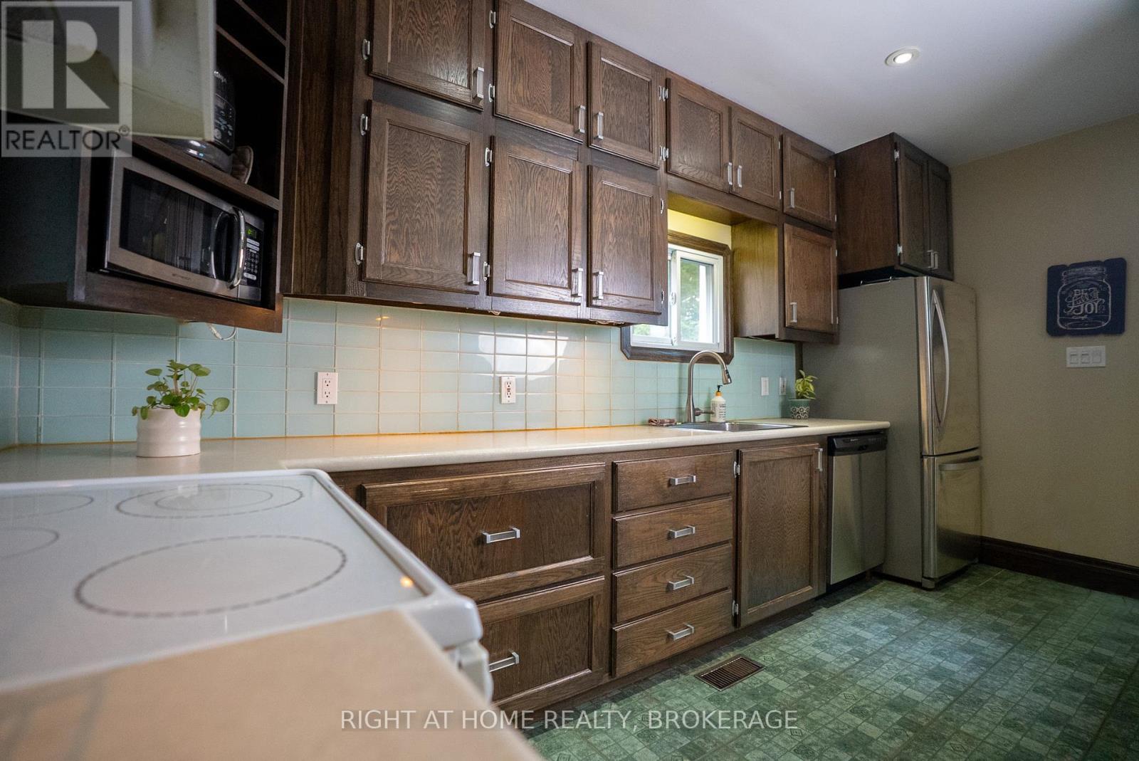 88 Chaplin Avenue, St. Catharines, Ontario  L2R 2E7 - Photo 13 - X12932092