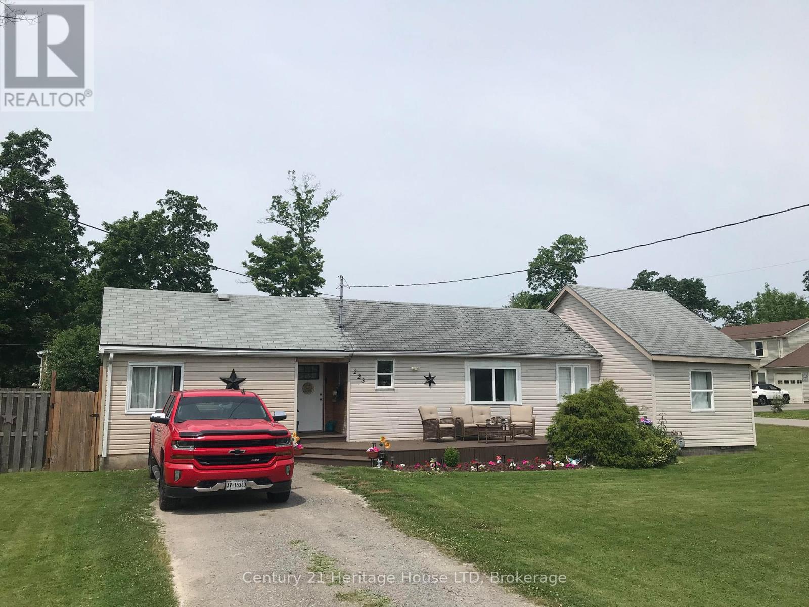 223 Bernard Avenue, Fort Erie, Ontario  L0S 1N0 - Photo 2 - X12932156