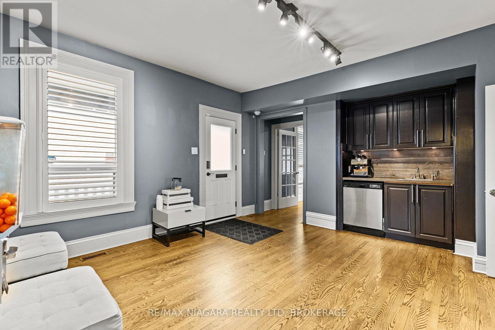 196 King Street, St. Catharines, Ontario  L2R 3J7 - Photo 5 - X12949112