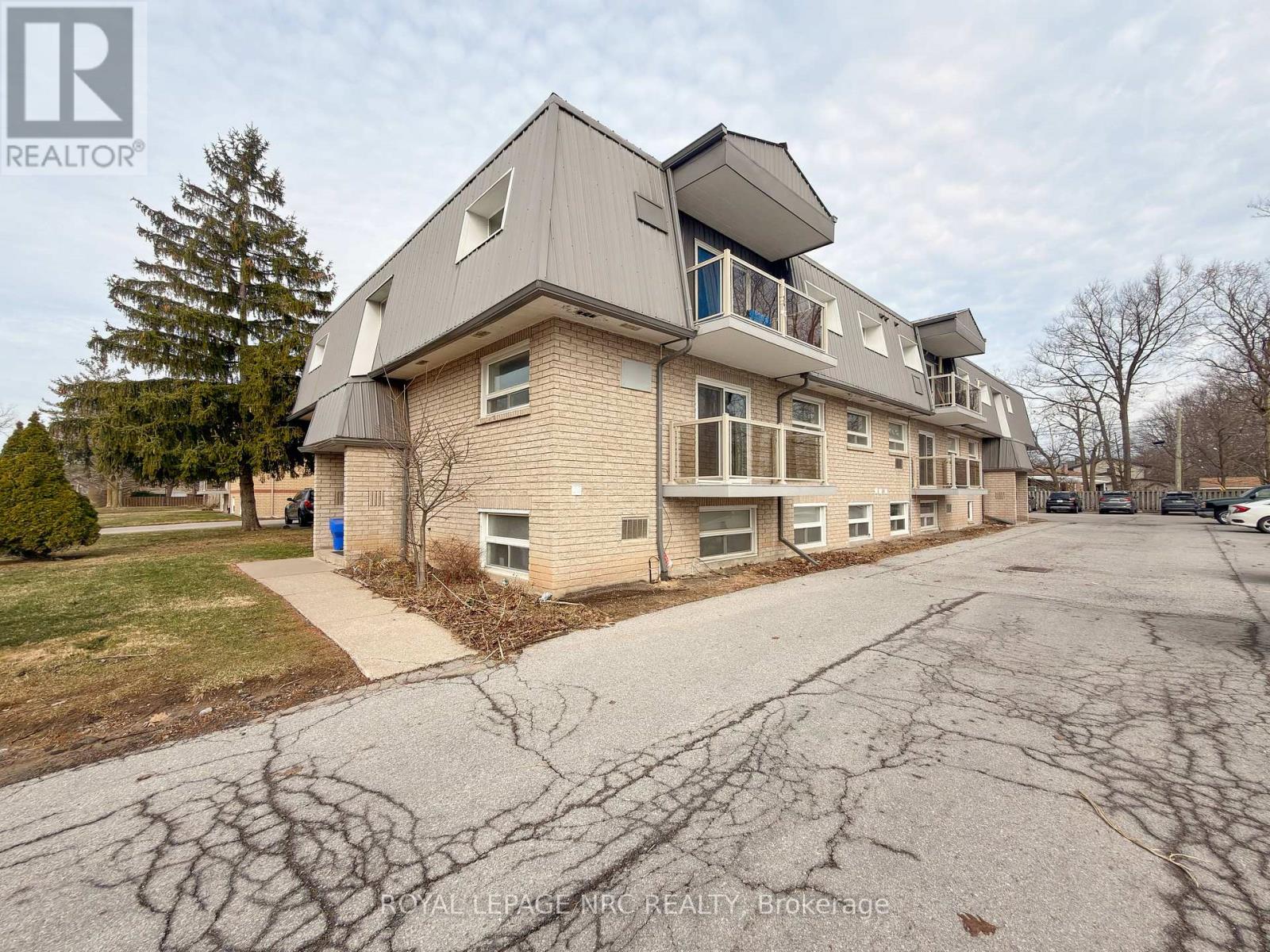 15 - 90 Woodlawn Road, Welland, Ontario  L3C 3J5 - Photo 3 - X12950658
