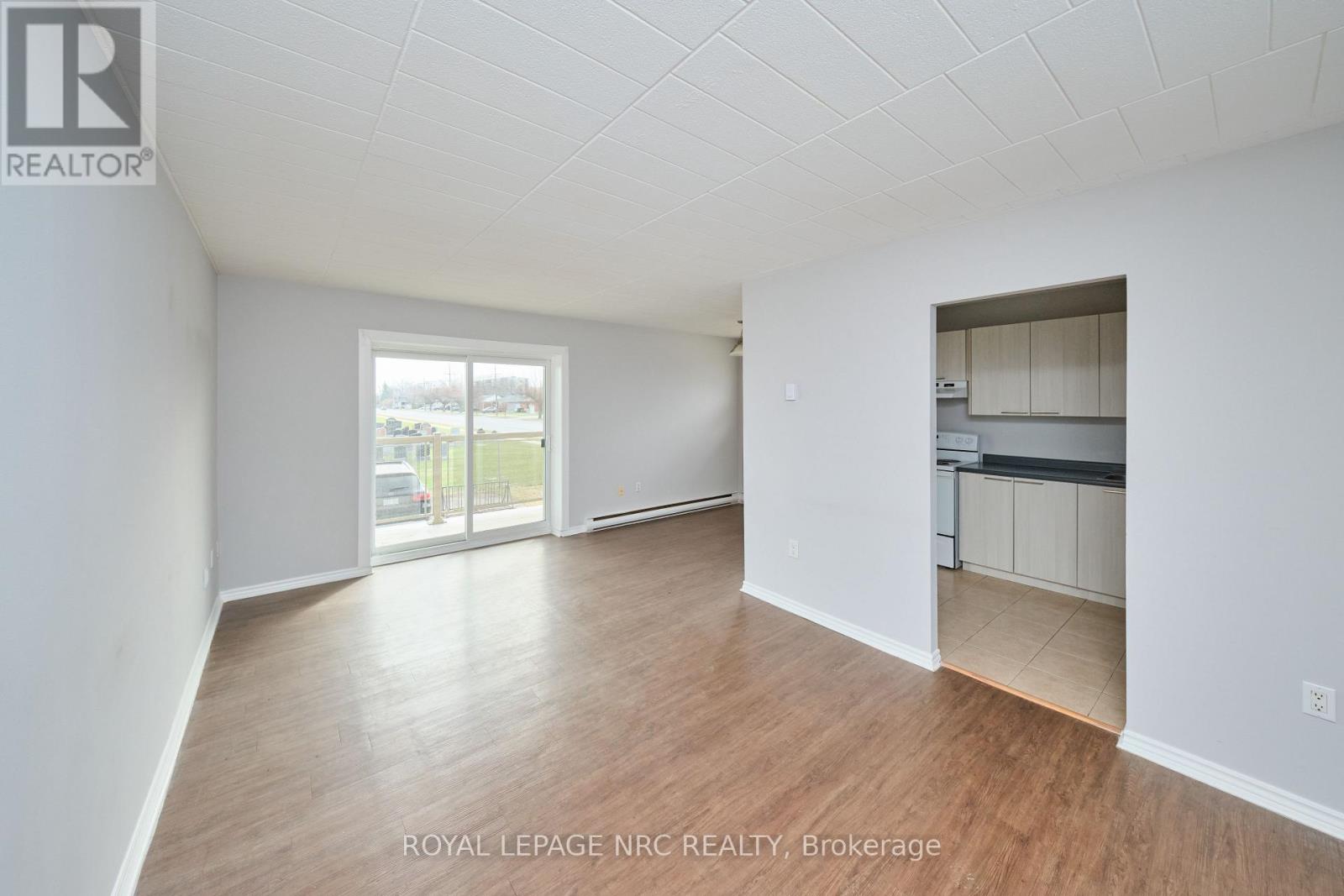 15 - 90 Woodlawn Road, Welland, Ontario  L3C 3J5 - Photo 5 - X12950658