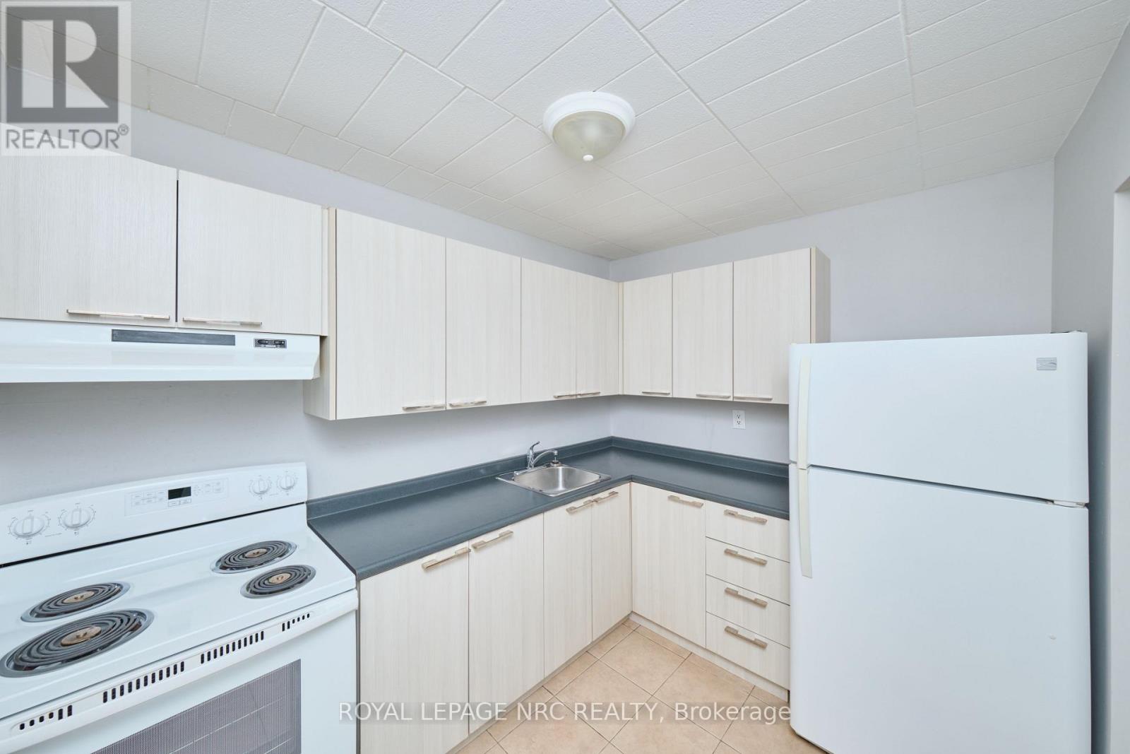 15 - 90 Woodlawn Road, Welland, Ontario  L3C 3J5 - Photo 8 - X12950658