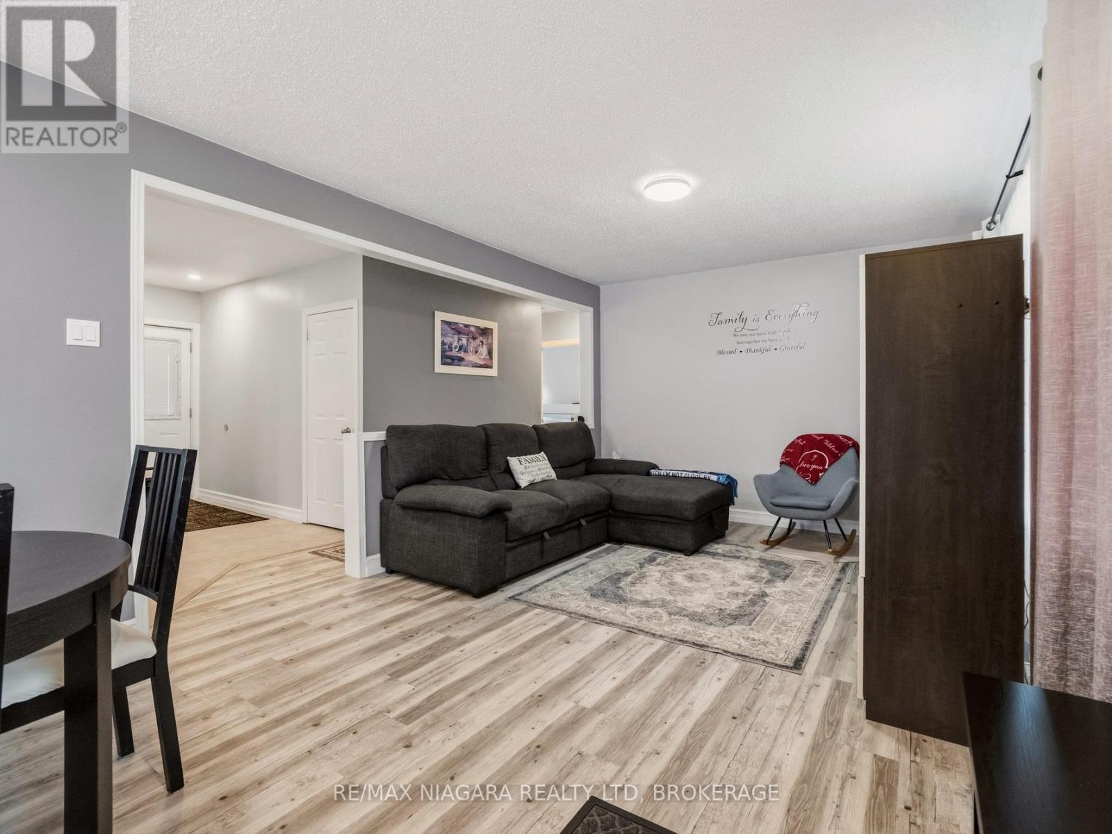 198 Murray Street, Fort Erie, Ontario  L2A 2B6 - Photo 3 - X12953540