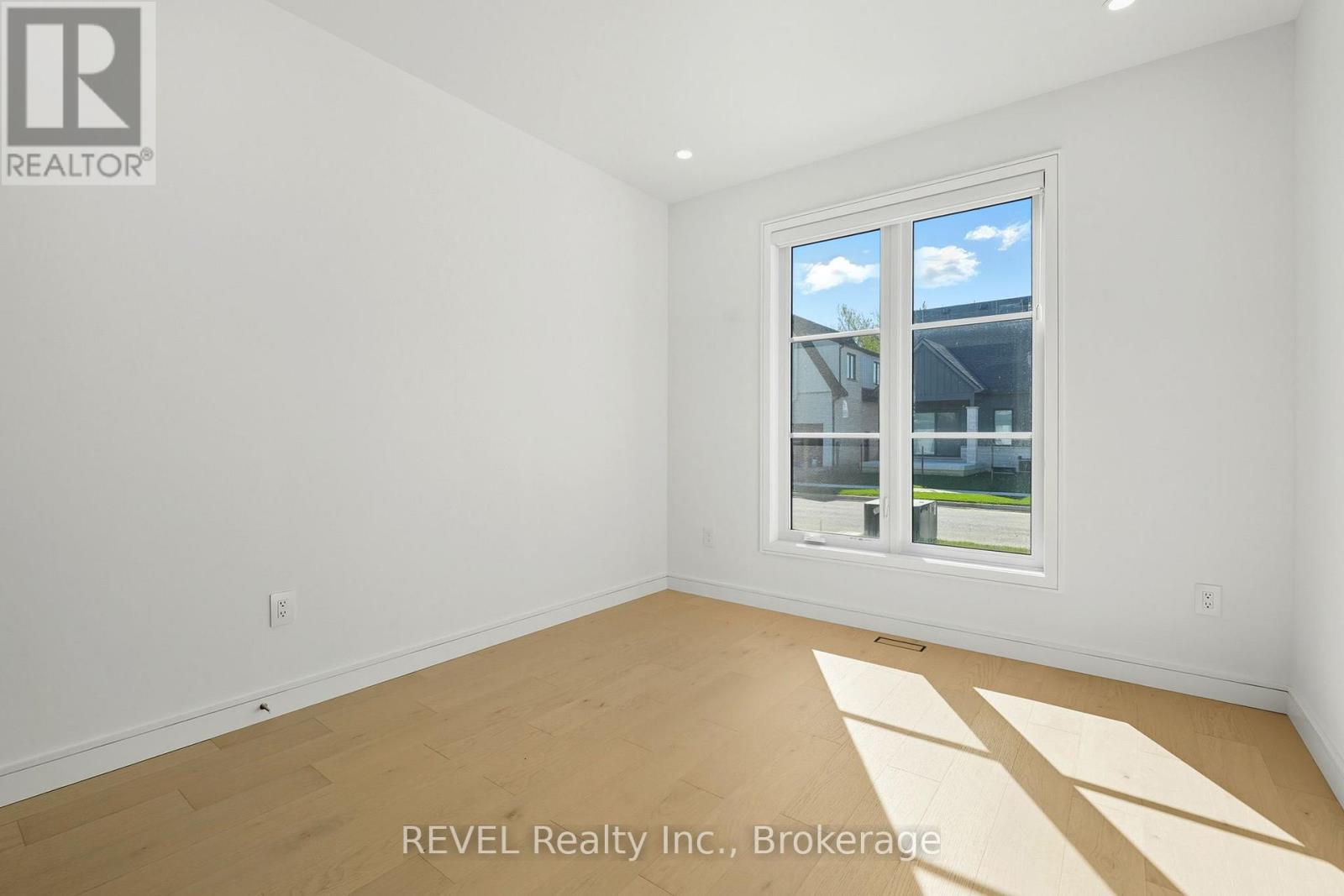 40 Ivy Crescent, Thorold, Ontario  L2V 0J9 - Photo 8 - X12968150