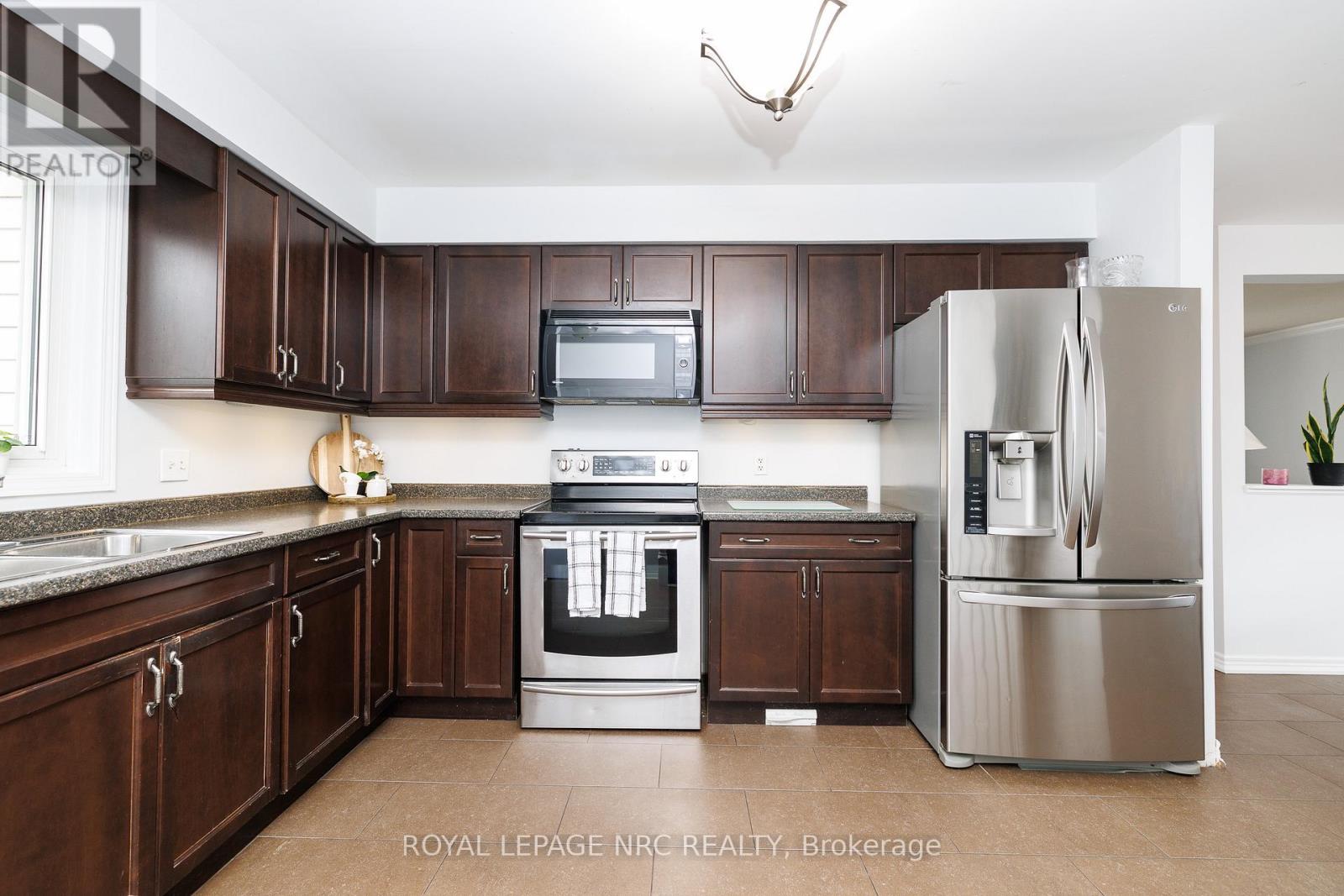 16 Leonard Drive, St. Catharines, Ontario  L2S 3V2 - Photo 11 - X12968262