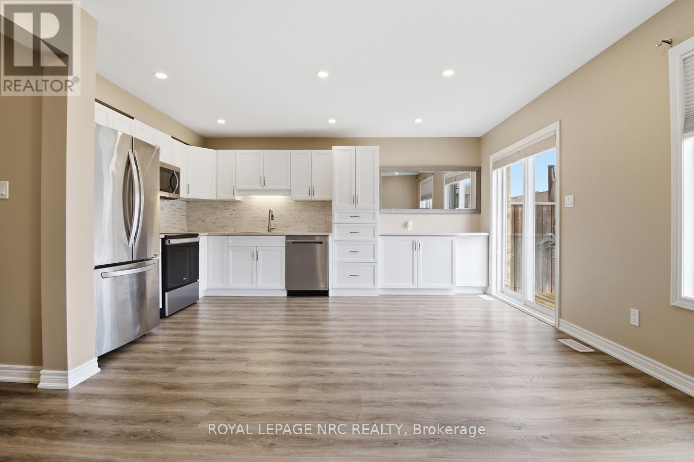 323 Silverwood Avenue, Welland, Ontario  L3C 0C5 - Photo 4 - X12977986