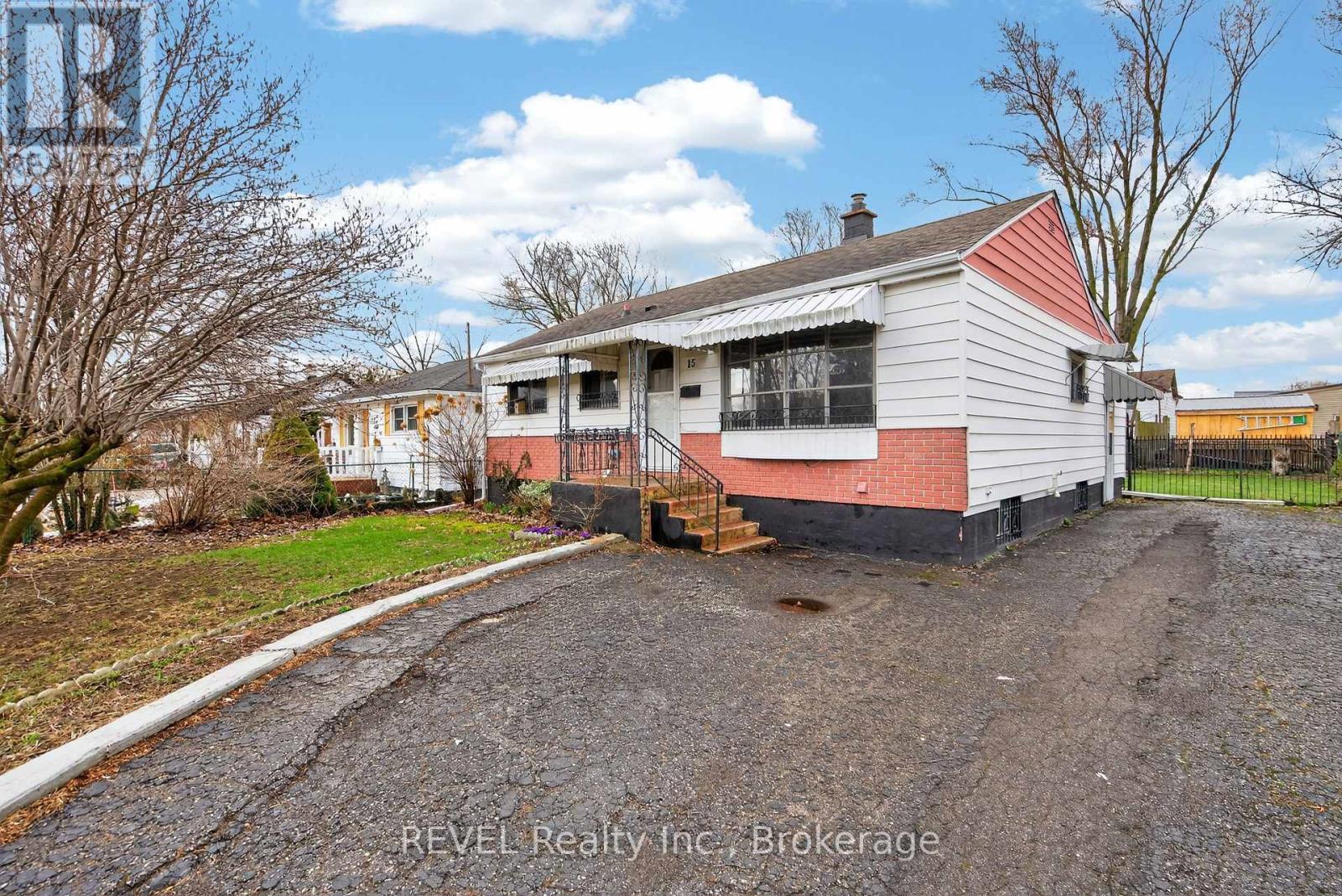 15 Vera Street, St. Catharines, Ontario  L2S 1C3 - Photo 2 - X12981098