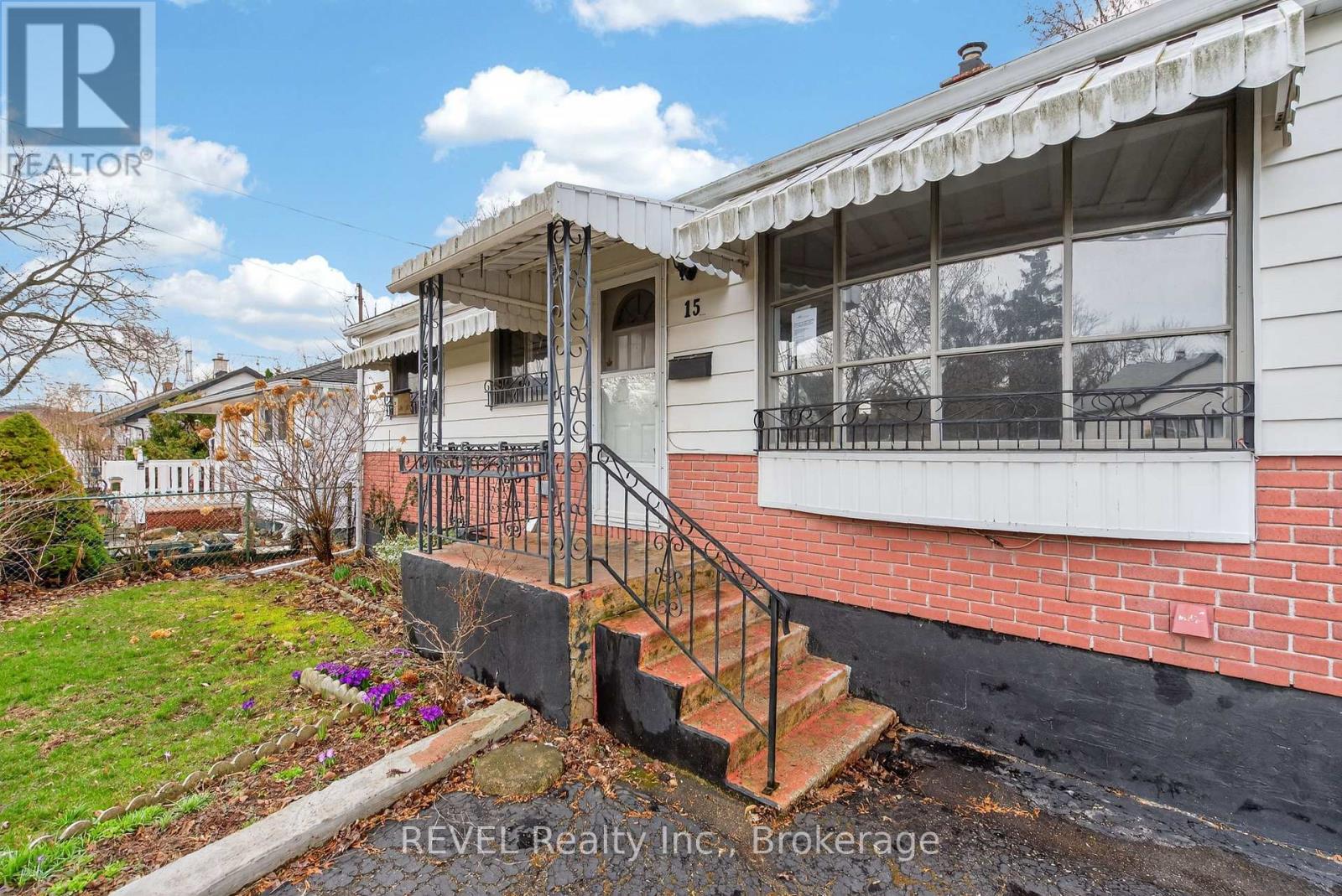 15 Vera Street, St. Catharines, Ontario  L2S 1C3 - Photo 3 - X12981098