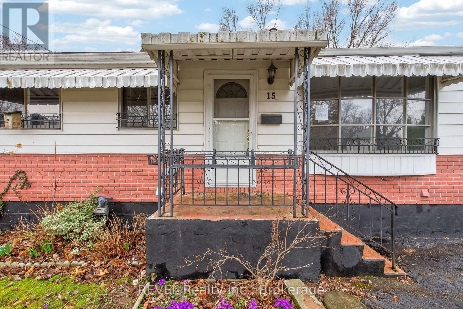 15 Vera Street, St. Catharines, Ontario  L2S 1C3 - Photo 4 - X12981098