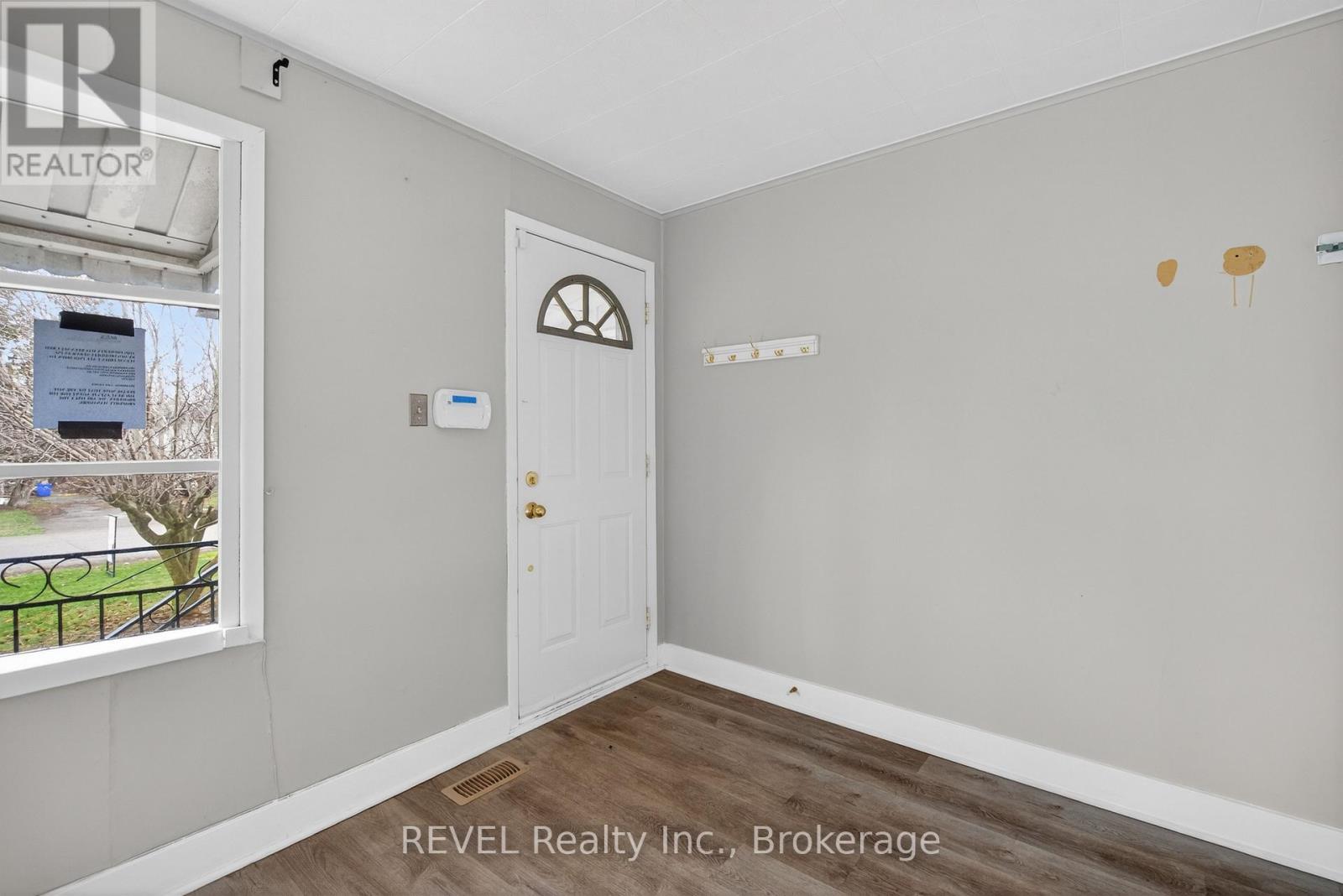 15 Vera Street, St. Catharines, Ontario  L2S 1C3 - Photo 5 - X12981098