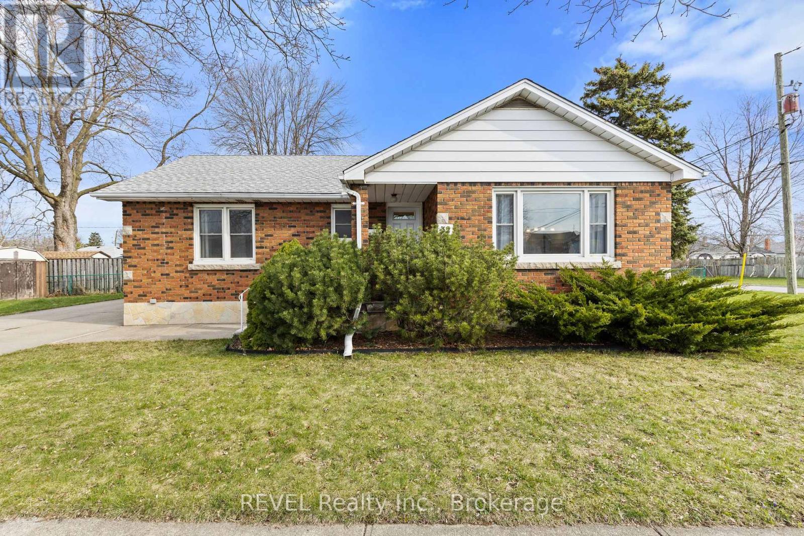 32 THOMPSON AVENUE, Thorold, Ontario
