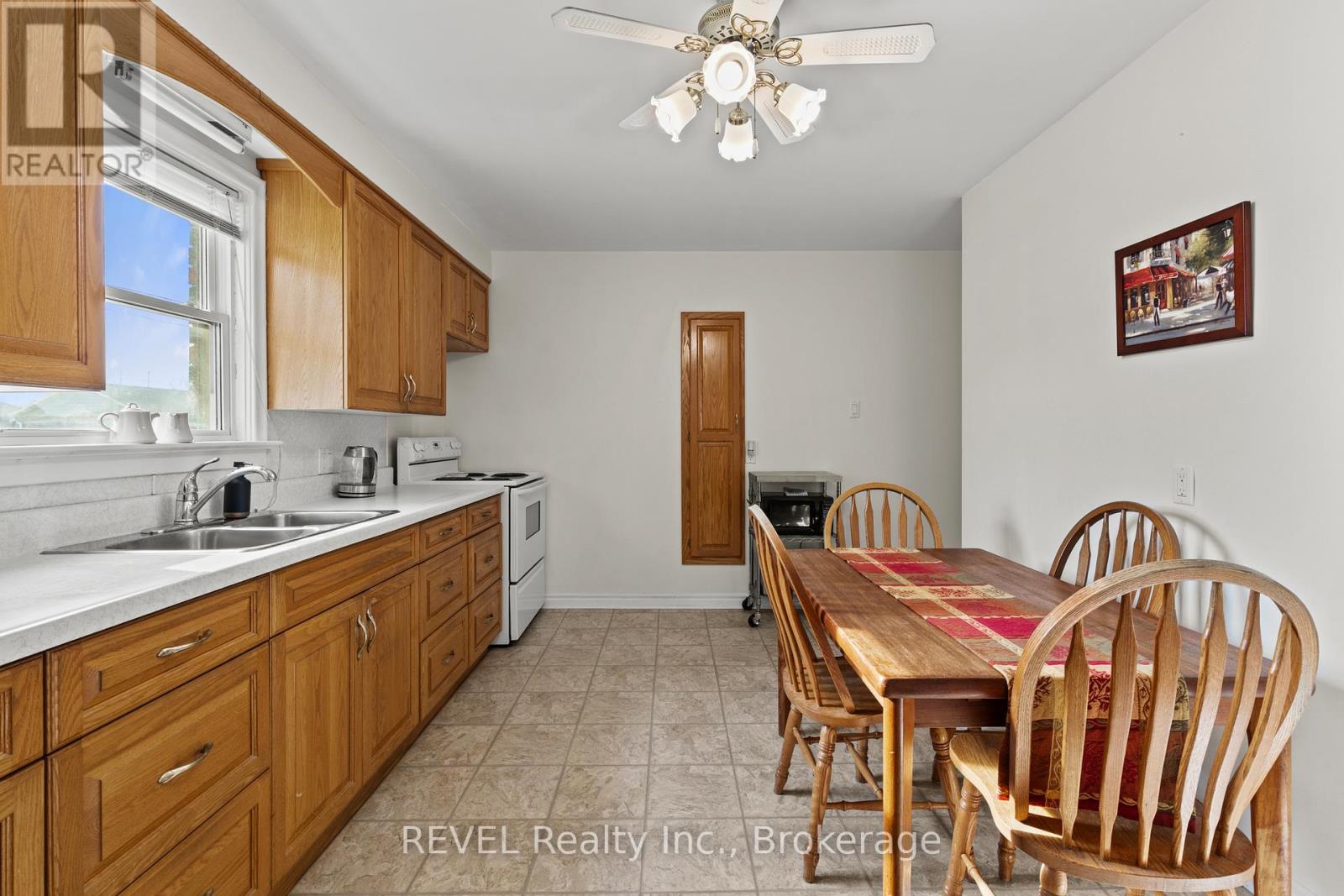 32 Thompson Avenue, Thorold, Ontario  L2V 2N1 - Photo 12 - X12989146