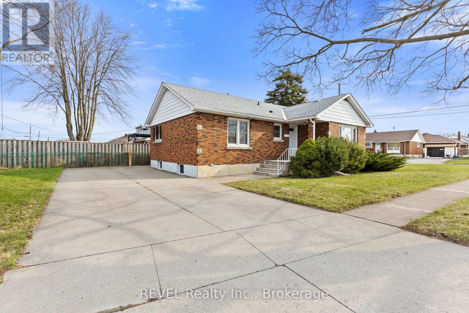 32 Thompson Avenue, Thorold, Ontario  L2V 2N1 - Photo 2 - X12989146