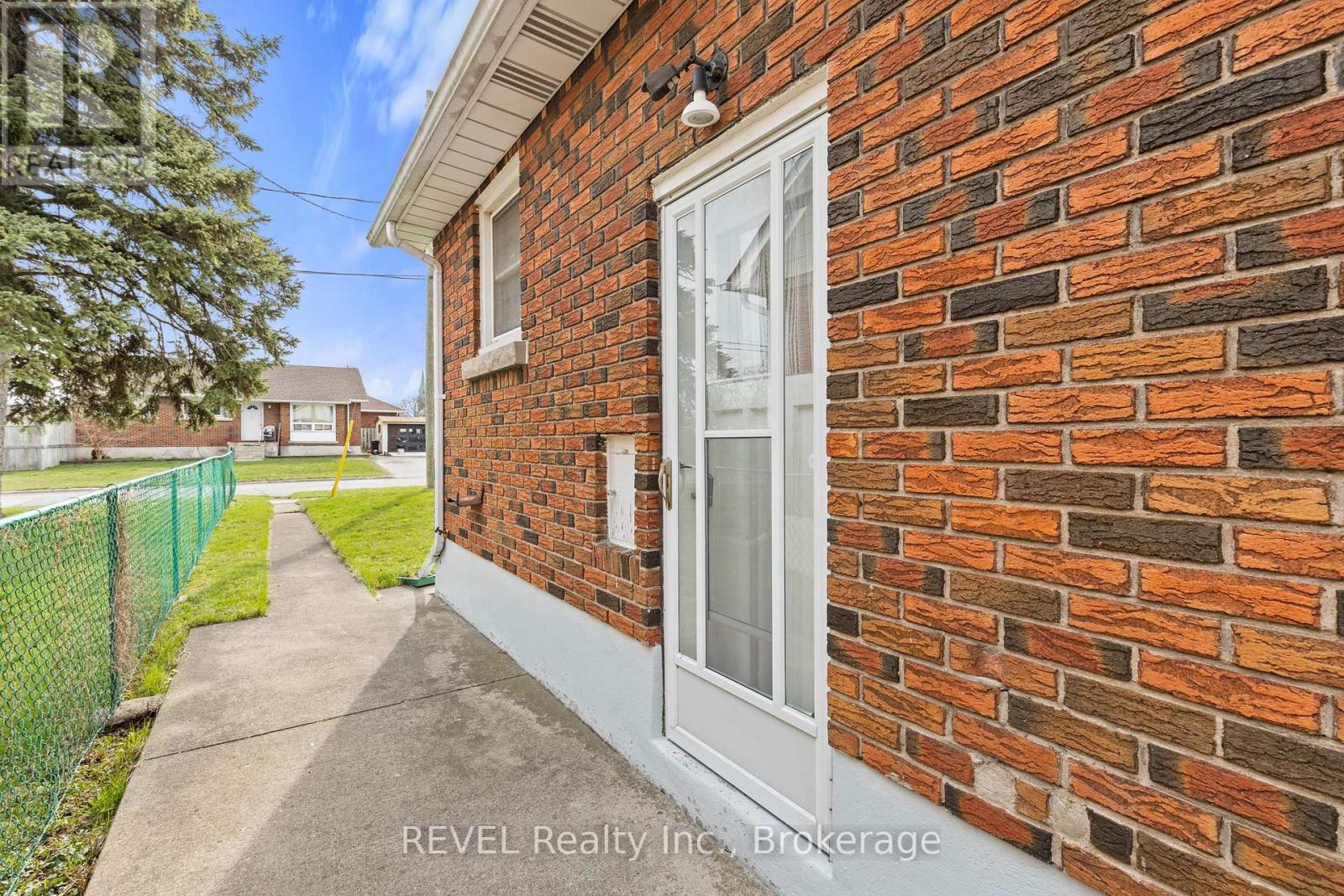 32 Thompson Avenue, Thorold, Ontario  L2V 2N1 - Photo 27 - X12989146