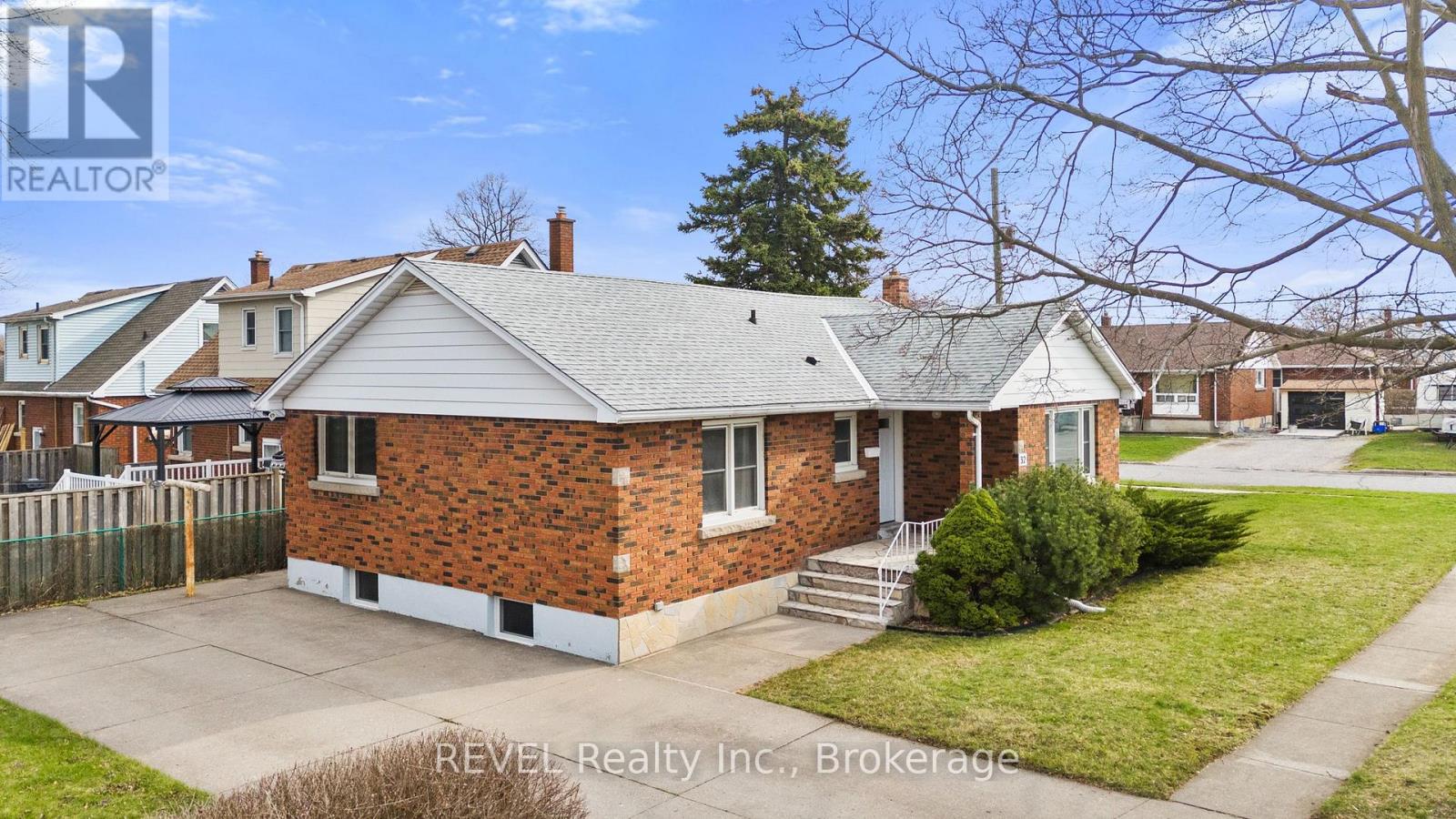 32 Thompson Avenue, Thorold, Ontario  L2V 2N1 - Photo 3 - X12989146