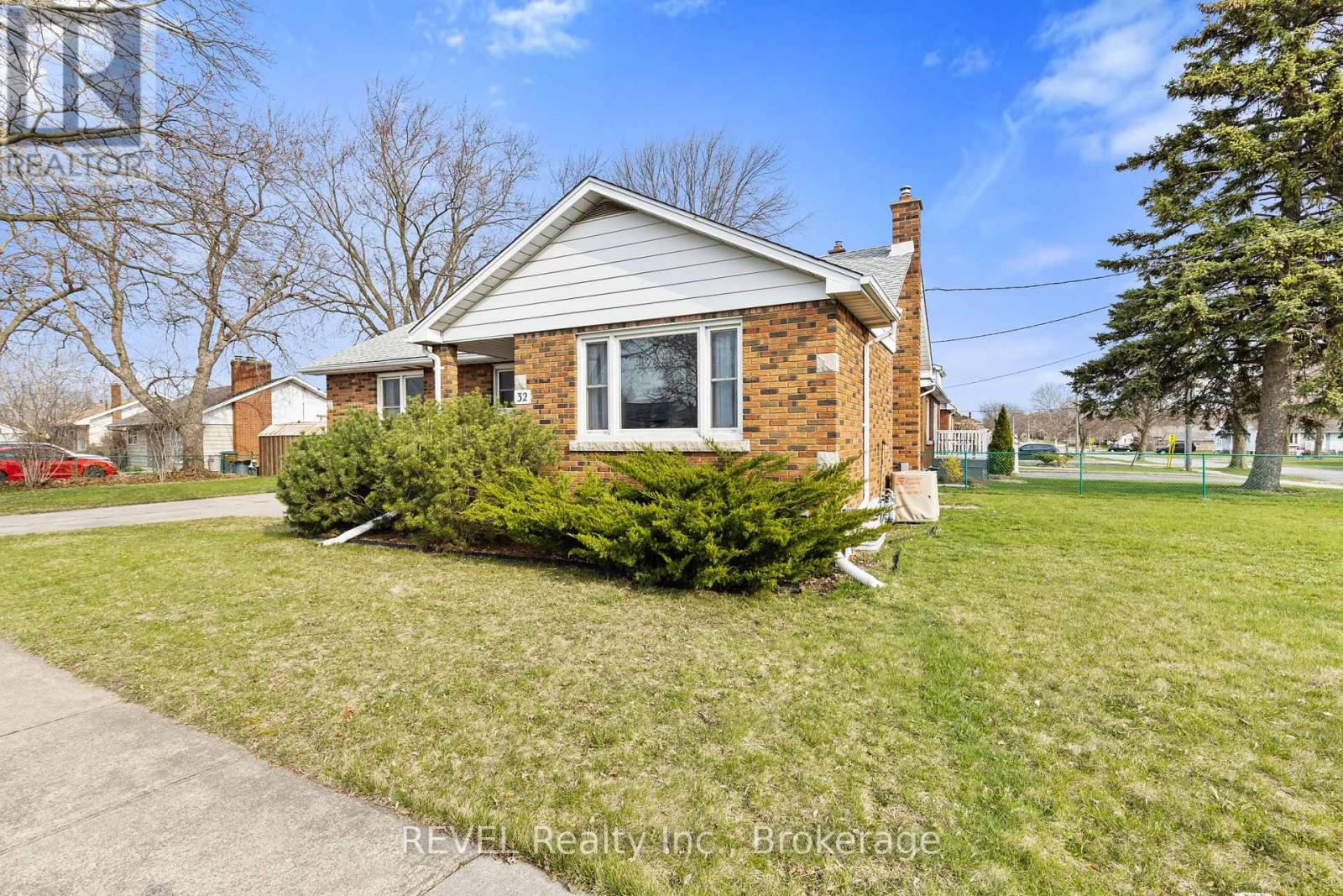 32 Thompson Avenue, Thorold, Ontario  L2V 2N1 - Photo 4 - X12989146