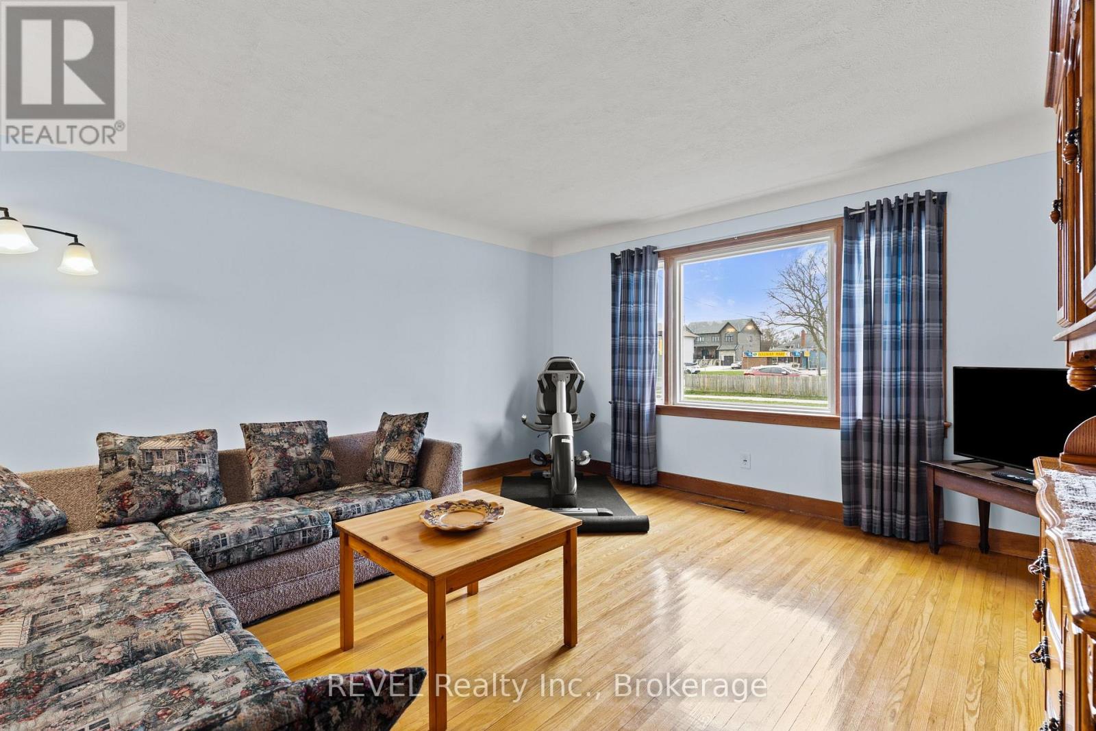 32 Thompson Avenue, Thorold, Ontario  L2V 2N1 - Photo 6 - X12989146