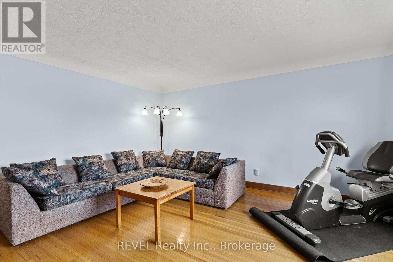 32 Thompson Avenue, Thorold, Ontario  L2V 2N1 - Photo 7 - X12989146