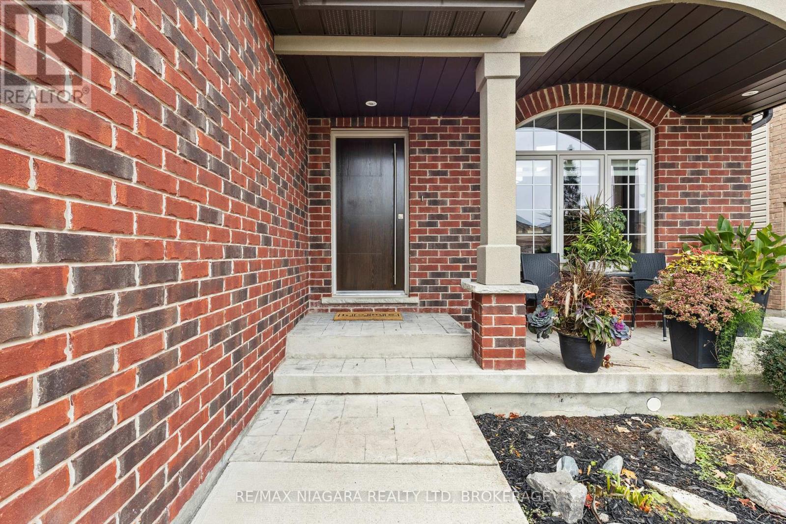 9147 Hendershot Boulevard, Niagara Falls, Ontario  L2H 0E3 - Photo 3 - X12993284