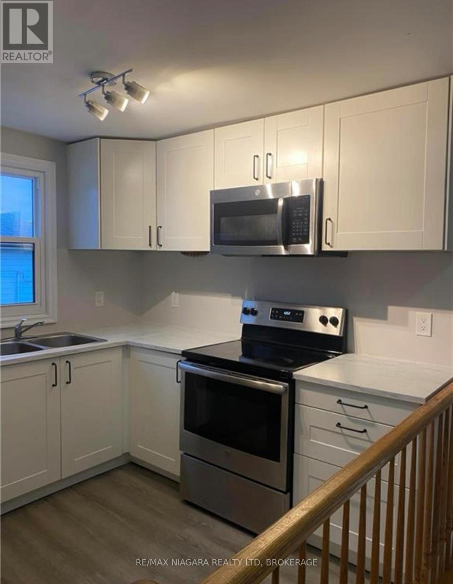 42 Vine Street, St. Catharines, Ontario  L2R 3X8 - Photo 4 - X12994558