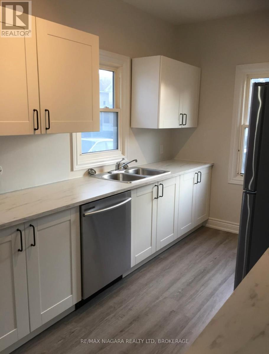 42 Vine Street, St. Catharines, Ontario  L2R 3X8 - Photo 5 - X12994558