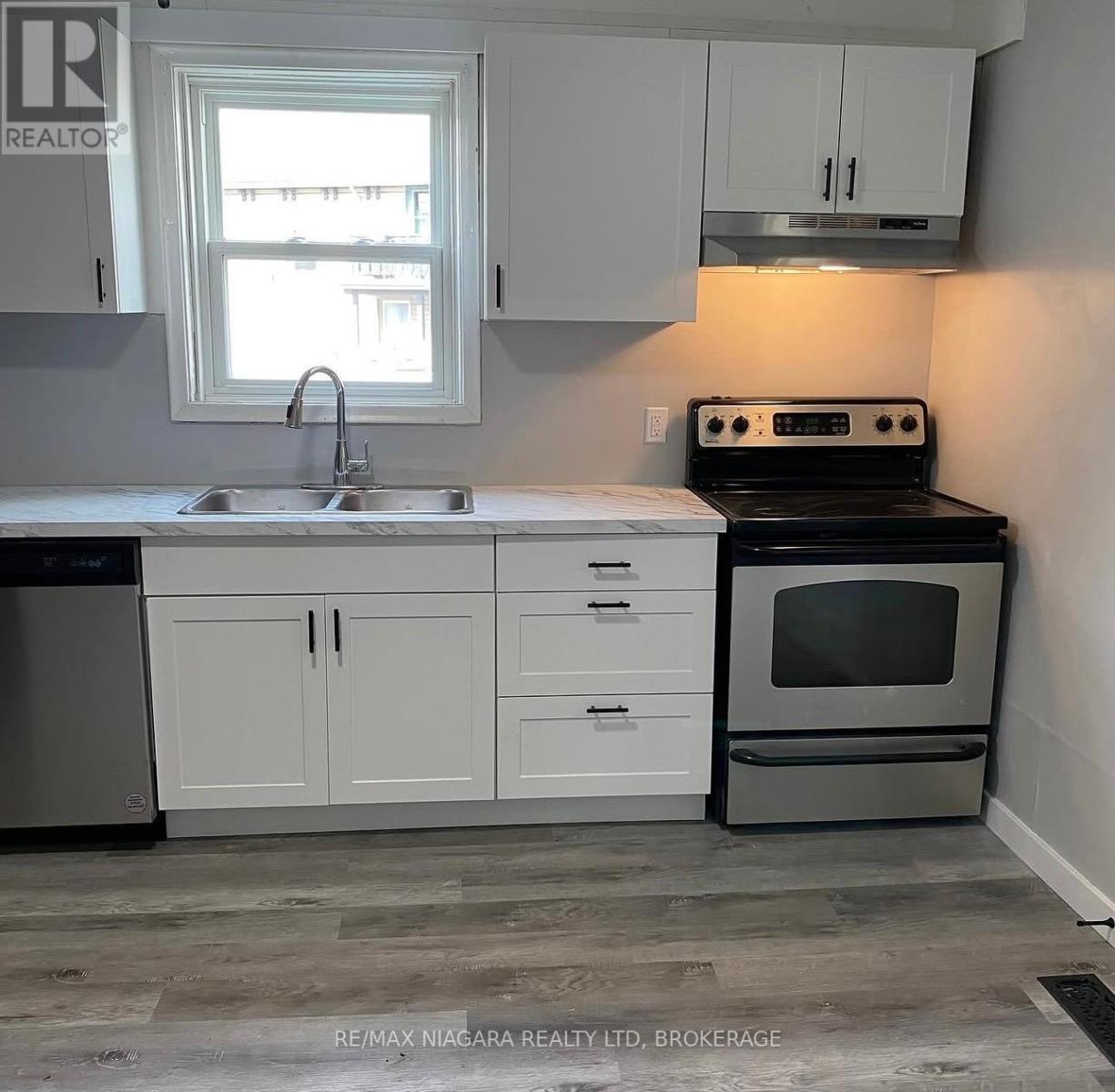 42 Niagara Street, St. Catharines, Ontario  L2R 4K9 - Photo 3 - X12998440