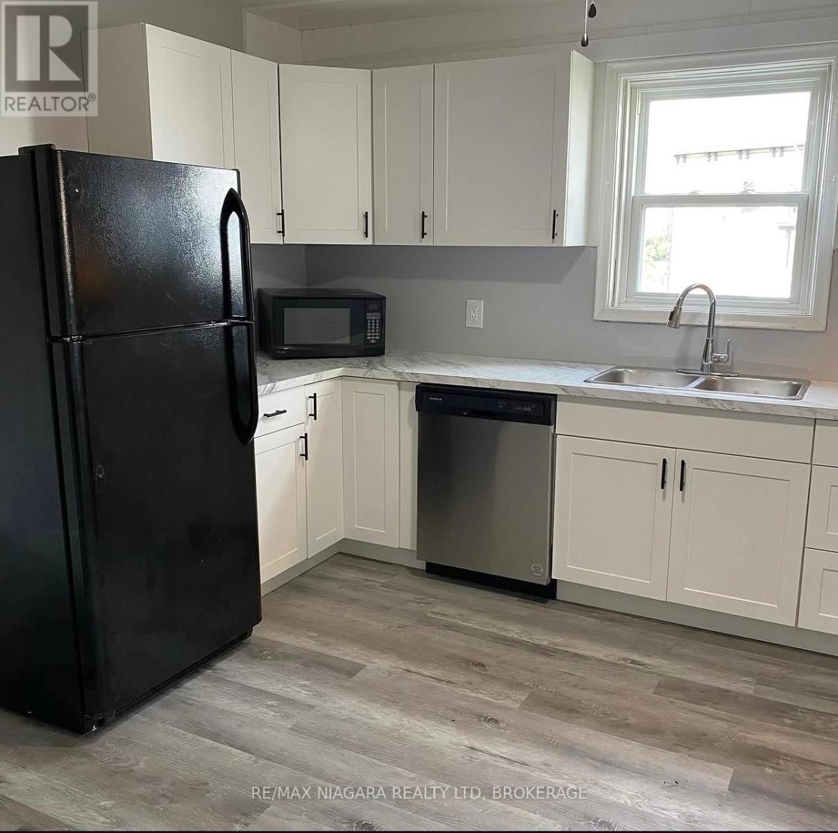 42 Niagara Street, St. Catharines, Ontario  L2R 4K9 - Photo 4 - X12998440