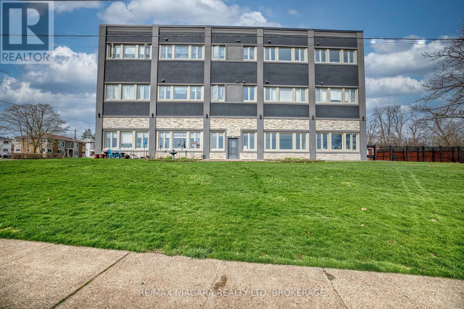Unit #12 - 2 Lewis Street, Fort Erie, Ontario  L2A 2P7 - Photo 2 - X13021192