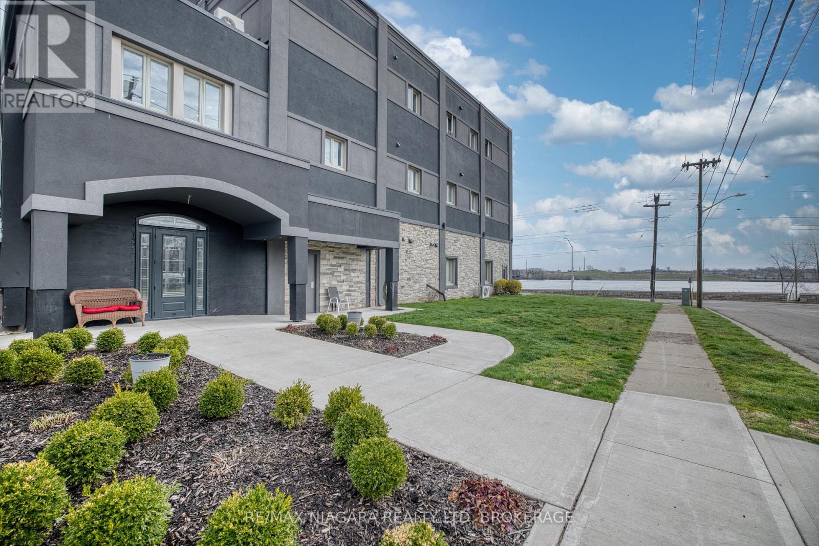 Unit #12 - 2 Lewis Street, Fort Erie, Ontario  L2A 2P7 - Photo 3 - X13021192