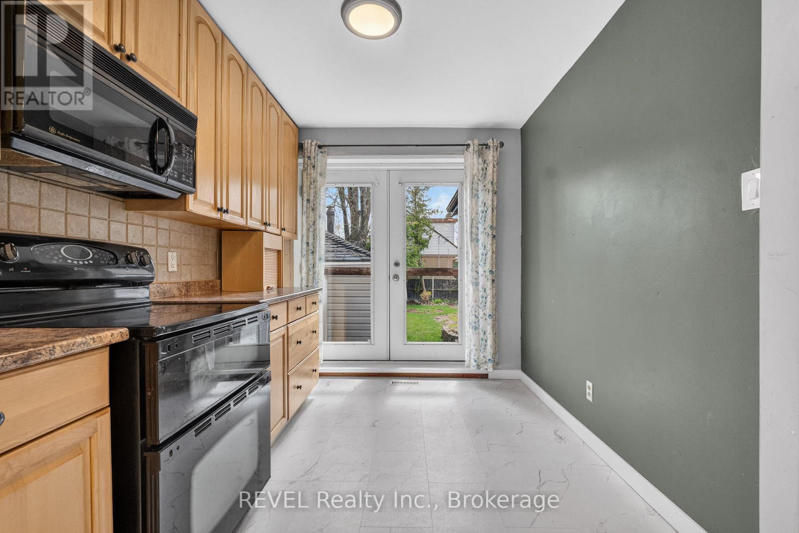 1367 St Marys Crescent, Burlington, Ontario  L7P 1S1 - Photo 9 - W13032520