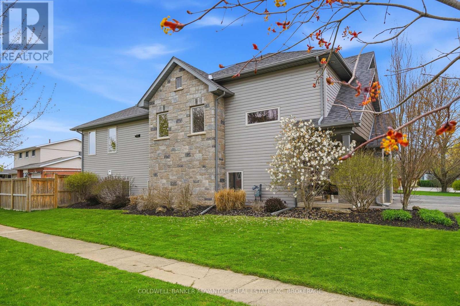 3 Ascot Court, Welland, Ontario  L3C 6K7 - Photo 2 - X13066110