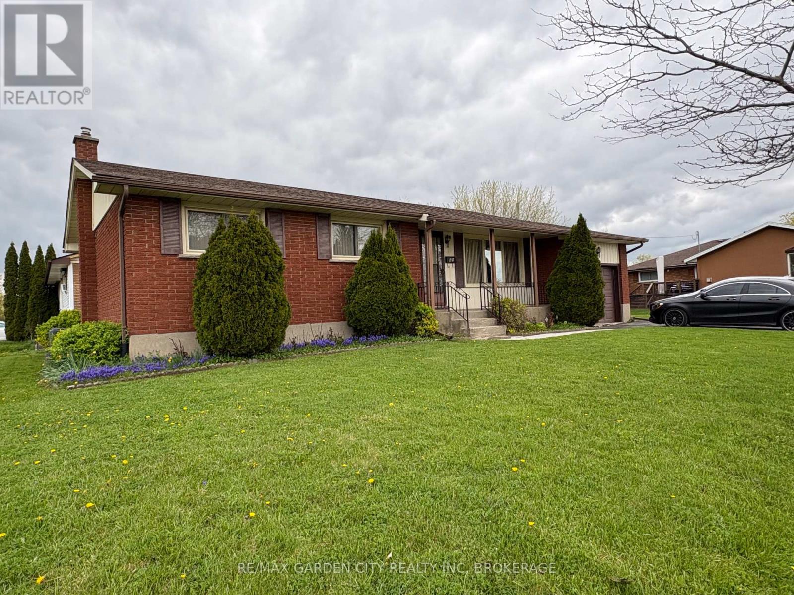 69 Strathmore Crescent, Welland, Ontario  L3B 1B9 - Photo 2 - X13074490